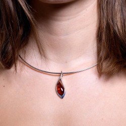 Bernsteinanhänger in Silberfassung – geschwungen & modern. Greif zu!