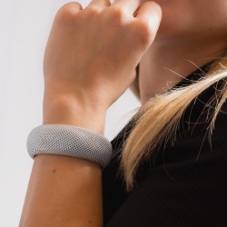 Robuster Armreif aus Stahl mit Kugeldesign