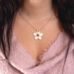 Halskette mit Perlmutt-Blume & rosévergoldetem Detail