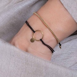 Textilarmband mit vergoldetem Ring & Plättchen – Filigraner Stil