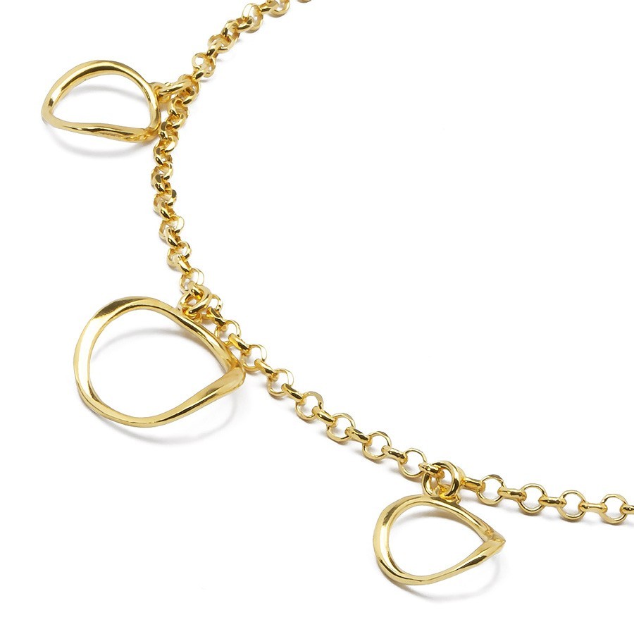 Filigranes Armband mit sanften, beweglichen Anhängern.