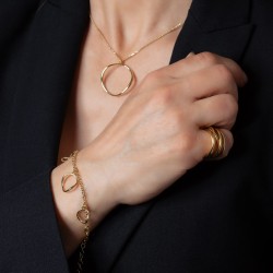 Filigranes Armband mit sanften, beweglichen Anhängern.