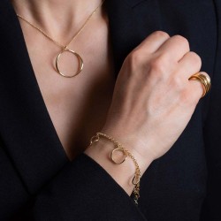 Filigranes Armband mit sanften, beweglichen Anhängern.