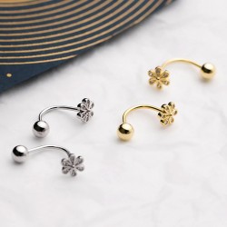 Ohrpiercing mit Blume & Kugelverschluss – Gold oder Silber