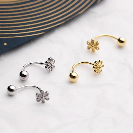 Ohrpiercing mit Blume & Kugelverschluss – Gold oder Silber