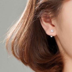 Ohrpiercing mit Blume & Kugelverschluss – Gold oder Silber