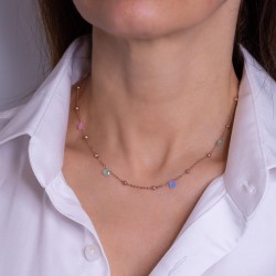 Feine Kette in Roségold mit bunten Farbstein-Anhängern.