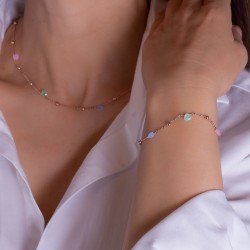 Feine Kette in Roségold mit bunten Farbstein-Anhängern.